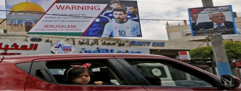 Outdoor com foto do jogador argentino Lionel Messi exposto na cidade de Hebron, na Cisjordânia, fotografado em 5 de junho. Amistoso de futebol previsto para acontecer em Jerusalém entre as seleções da Argentina e Israel foi cancelado