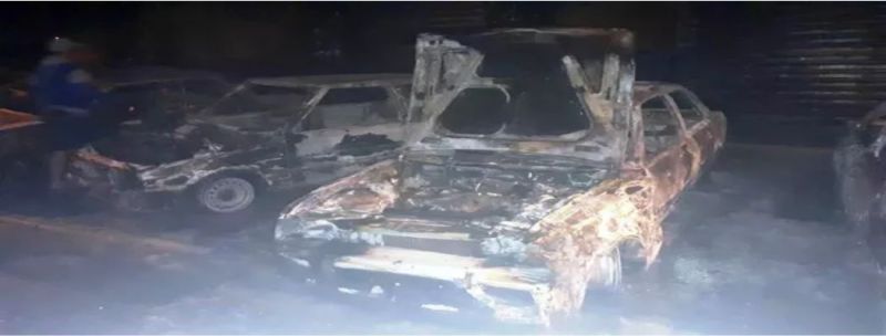 Carros em ferro-velho de Uberlândia foram incendiados por vândalos, segundo relato do proprietário à PM 