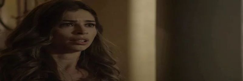 Lívia fica chocada ao ver a mãe aos beijos com Mariano