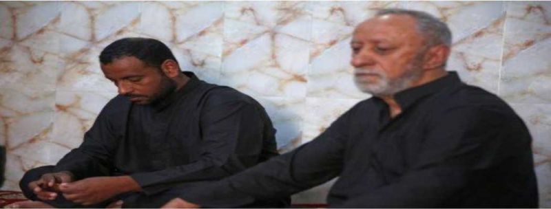Bassem (esq.), irmão de Saad Khudair Abbas, vítima de sequestro e assassinato do Estado Islâmico em Kirkuk, no Iraque  