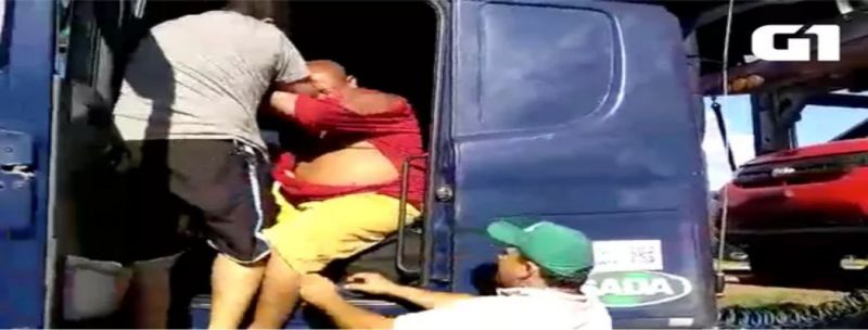 Nas imagens é possível ver que motorista levou socos 