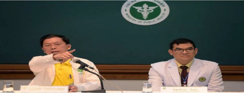 Diretor do Departamento de Saúde Pública, Thongchai Lertwilairatanapong (esquerda) e vice-diretor Samreong Sikeaw (direita0 (R) falam sobre estado de saúde de meninos e treinador de futebol resgatados nos três últimos dias de caverna na Tailândia