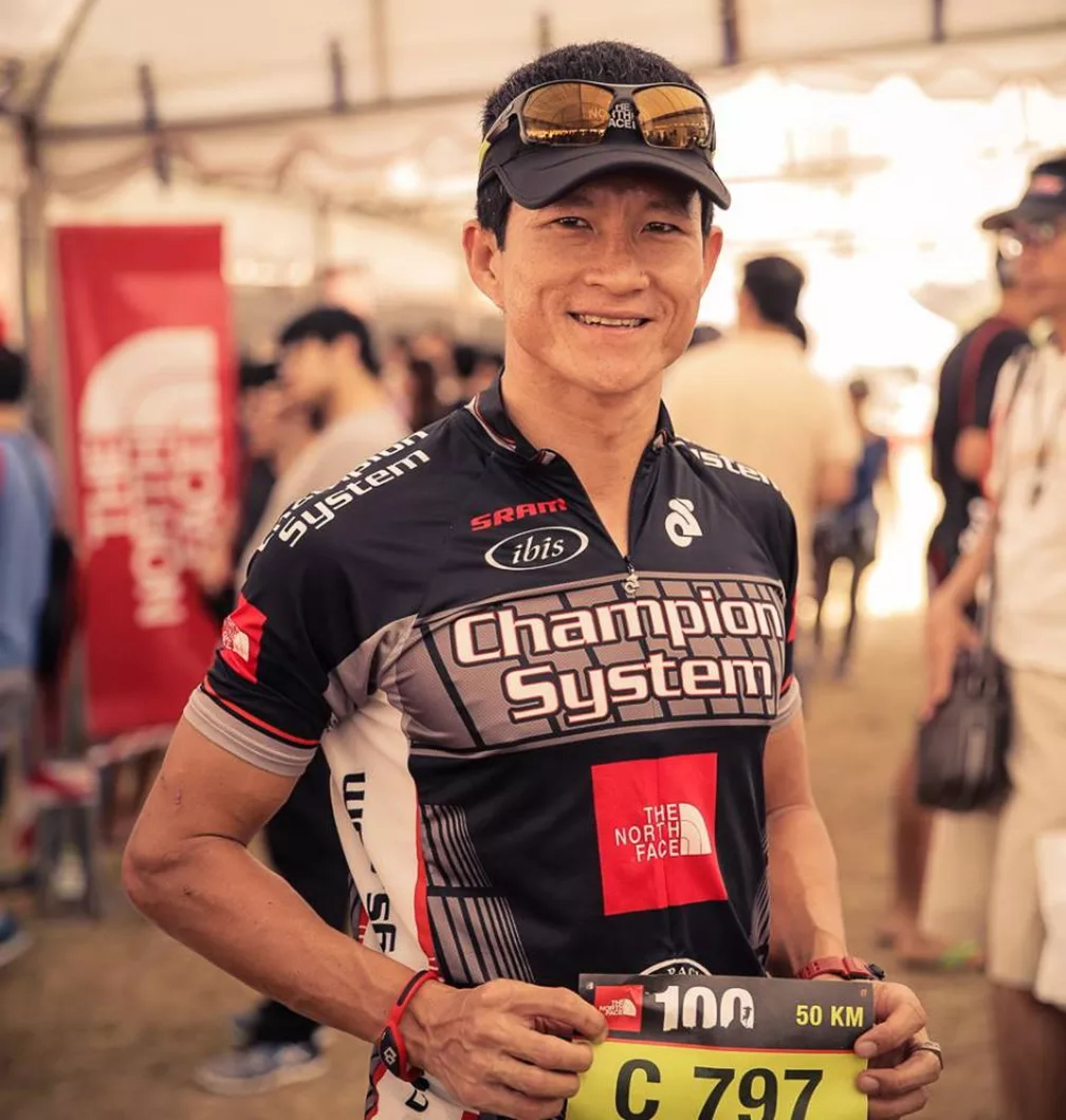 Atleta tailandês de corrida de aventura Saman Kunan, de 38 anos 
