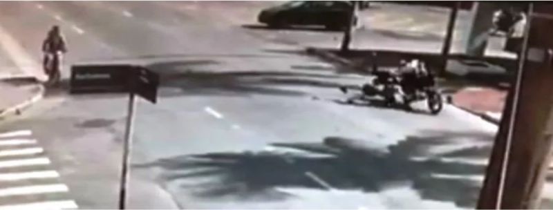 Vítima foi atropelada quando chegava na calçada em Guarujá, SP