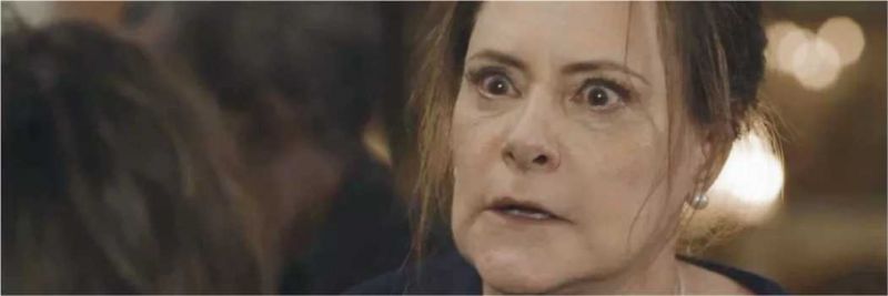 Mirtes (Elizabeth Savala) avança em Stela (Vanessa Giácomo) para tirar 'o tinhoso' do corpo dela, na novela 'O Sétimo Guardião' 
