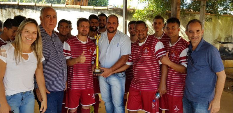 Estádio Jaime Afonso dos Reis recebe melhorias e educação recebe ônibus para transporte escolar do município.