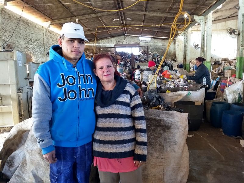 Trabalho em cooperativa de recicláveis une mãe e filho depois de 21 anos