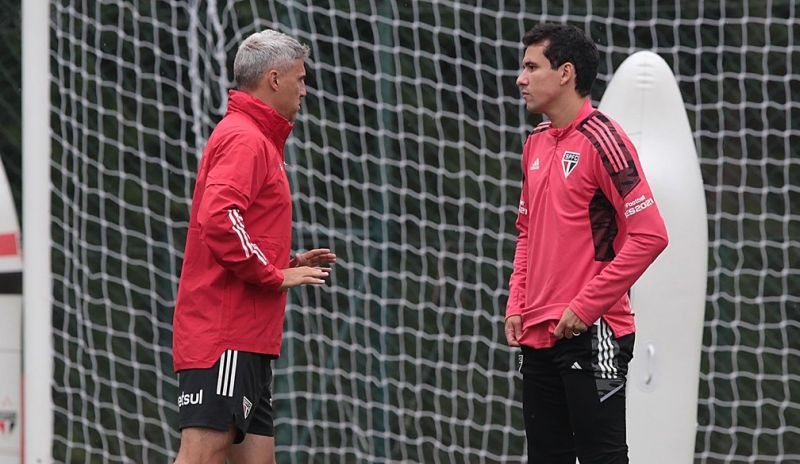 Hernán Crespo conversa com Pablo durante treino de sábado no São Paulo — Foto: Rubens Chiri / saopaulofc