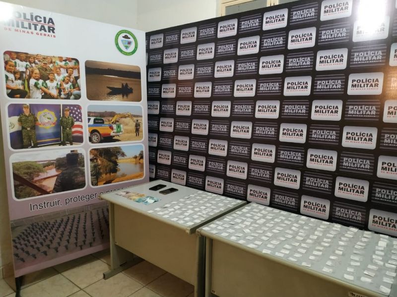 Papelotes de cocaína apreendidos com os suspeitos em Formiga — Foto: Polícia Militar/Divulgação