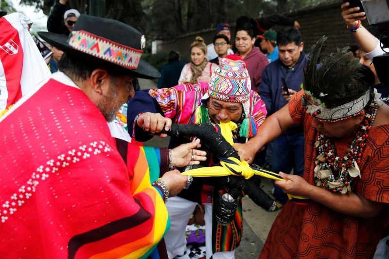 Com camisa de Guerrero e caveira, xamãs peruanos realizam ritual antes de decisão