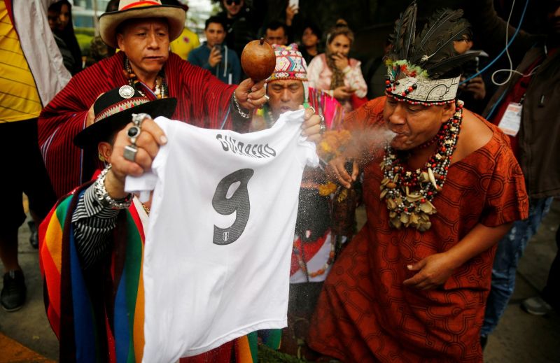 Com camisa de Guerrero e caveira, xamãs peruanos realizam ritual antes de decisão