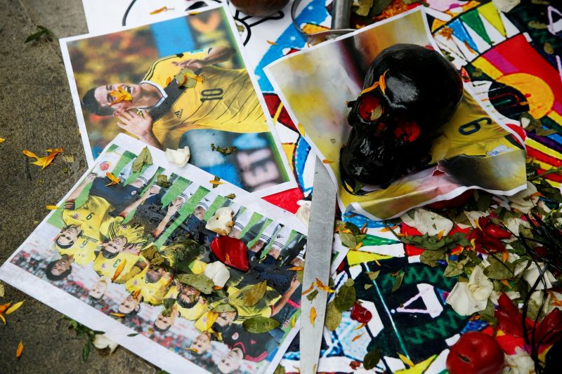 Com camisa de Guerrero e caveira, xamãs peruanos realizam ritual antes de decisão