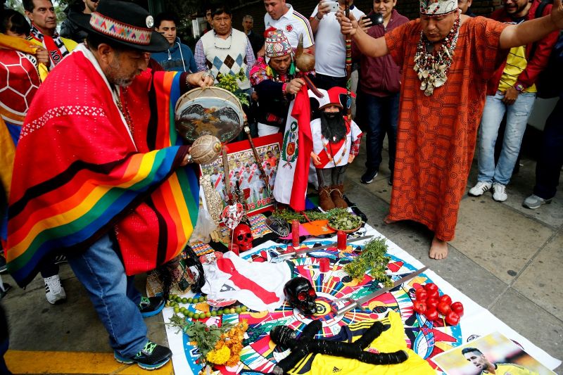 Com camisa de Guerrero e caveira, xamãs peruanos realizam ritual antes de decisão