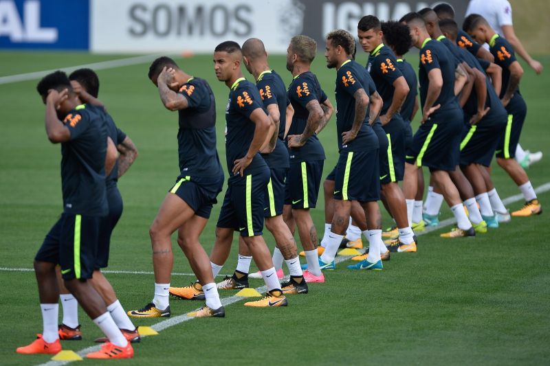 Com drone e sem o grupo completo, Tite comanda seu primeiro treino na Granja