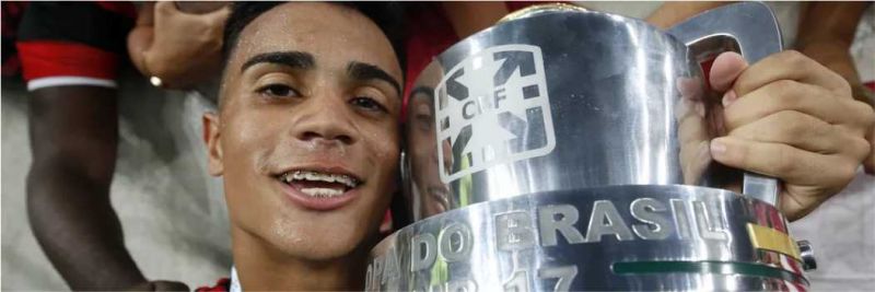 Reinier com a taça da Copa do Brasil Sub-17, título mais especial da carreira 