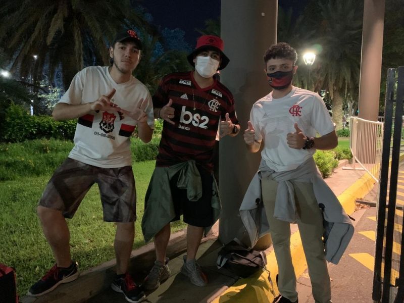 Torcedores do Flamengo desembarque em Buenos Aires — Foto: Raphael Sibilla