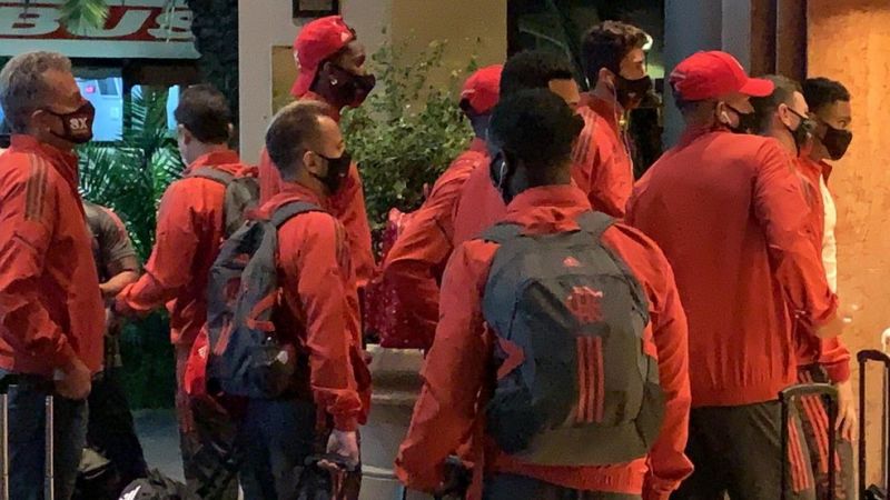 Jogadores do Flamengo aguardam na entrada do hotel em Buenos Aires — Foto: Raphael Sibilla