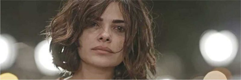 Stela (Vanessa Giácomo) vê a sogra entrando na igreja e decide ir atrás, na novela 'O Sétimo Guardião'