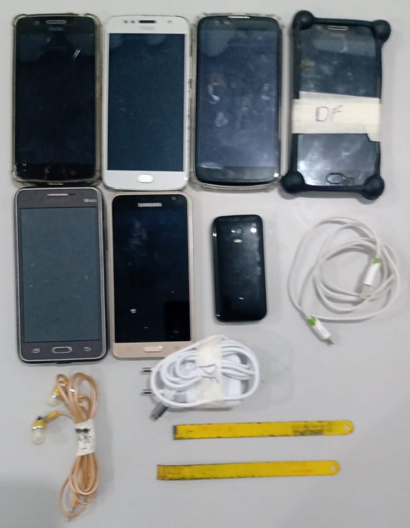 Além dos celulares, carregadores e chips, foi encontrado um fone de ouvido e capas de proteção para celular — Foto: Sejusp/Divulgação