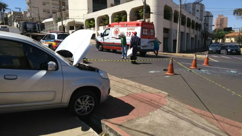Ambulância do Samu se envolve em acidente de trânsito em Uberaba