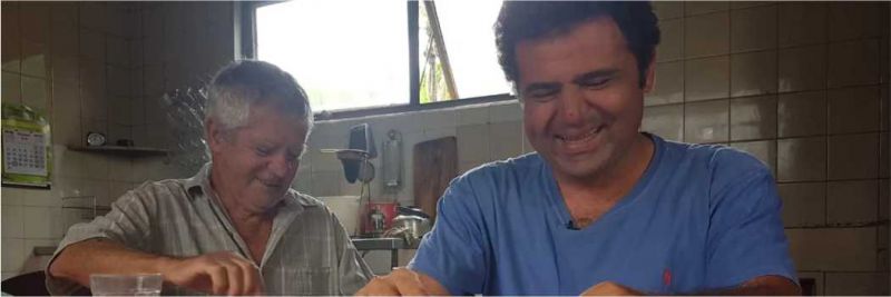 Eduardo e o pai, Francisco, em casa na manhã desta quarta-feira (26) 