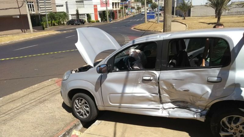 Ambulância do Samu se envolve em acidente de trânsito em Uberaba