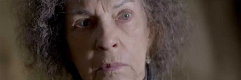 Senhora (Suzana Faini) surpreende Cris (Vitória Strada) com convite, em 'Espelho da Vida' 