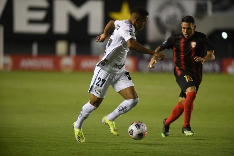 Ângelo pelo Santos contra o Deportivo Lara — Foto: Ivan Storti/Santos