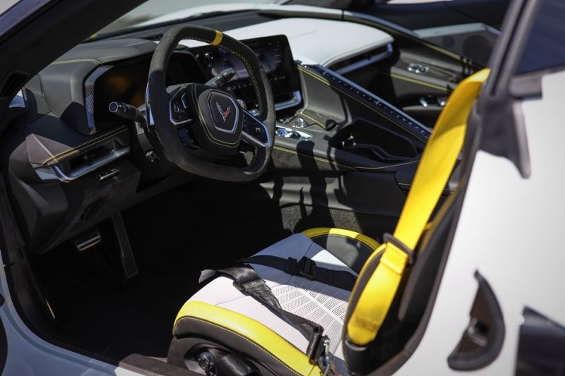 O interior mistura materiais de qualidade com detalhes em amarelo, volante revestido de Alcantara e bancos de couro Nappa — Foto: Divulgação