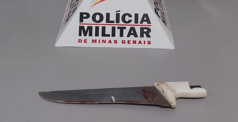 A faca utilizada pelo filho ao ameaçar a mãe foi apreendida — Foto: Polícia Militar/ Divulgação