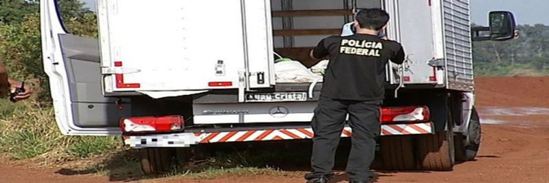 Caminhão com explosivos também foi abandonado (Foto: Reprodução/TV Integração) 