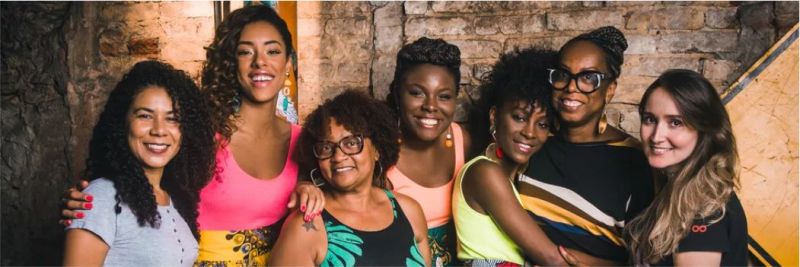 Força feminina também por trás das câmeras: as atrizes com as figurinistas e caracterizadoras da novela 