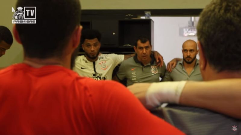 Em discurso no vestiário, Carille cobra jogadores do Corinthians