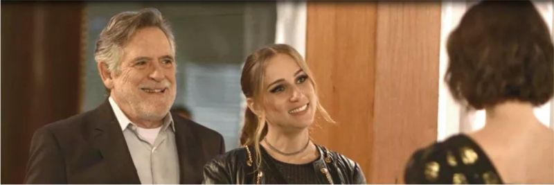 Sabrina (Carol Garcia) debocha do emprego de Josiane (Agatha Moreira), em 'A Dona do Pedaço' — Foto: Globo