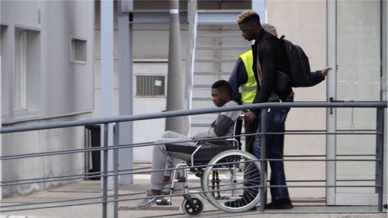 De cadeira de rodas, Dembélé embarca rumo à Finlândia para cirurgia