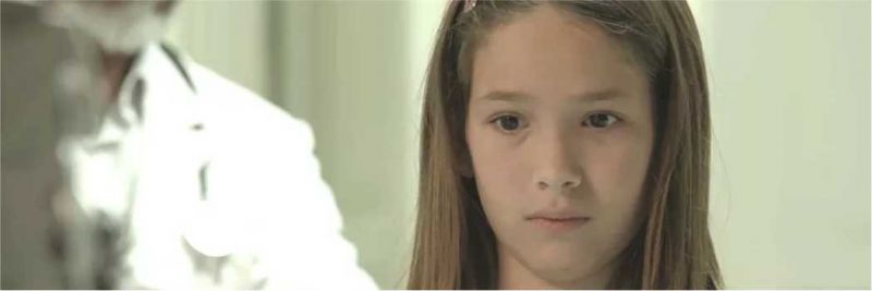 Priscila (Clara Galinari) pede perdão a Alain (João Vicente de Castro) e o deixa emocionado em 'Espelho da Vida