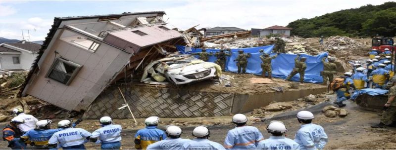Equipes de resgate procuram sobreviventes em Kumano
