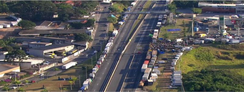 Acostamento da Regis Bittencourt ficou ocupado por caminhões em greve 
