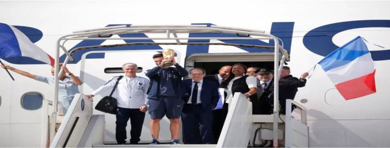 Com Copa do Mundo na bagagem, elenco da França chega a Paris festejado