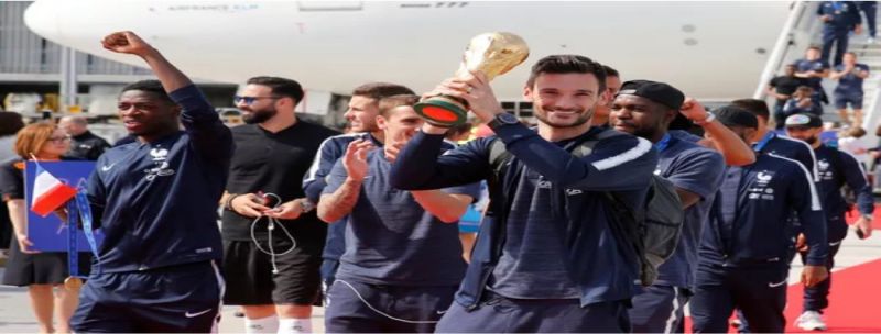 Capitão Lloris exibe a taça com orgulho