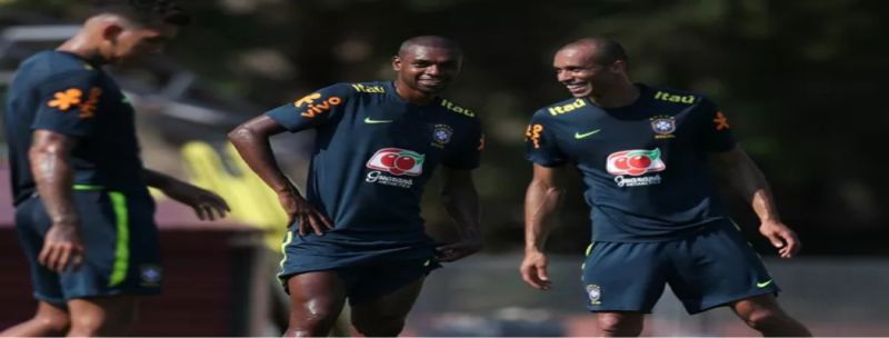Fernandinho, Miranda e Roberto Firmino em treino da seleção brasileira 