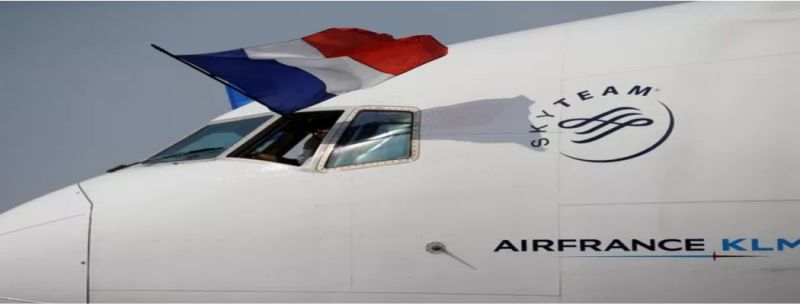 Avião chegou com bandeira da França na janela