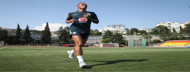 Fora de combate, Danilo apenas corre em campo durante treino da seleção brasileira