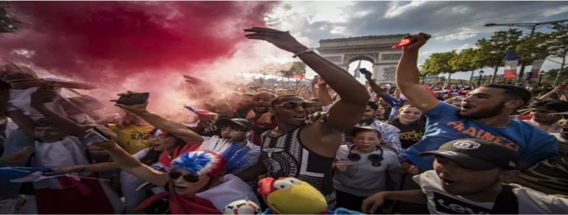 Franceses na Champs Elysees, em Paris 
