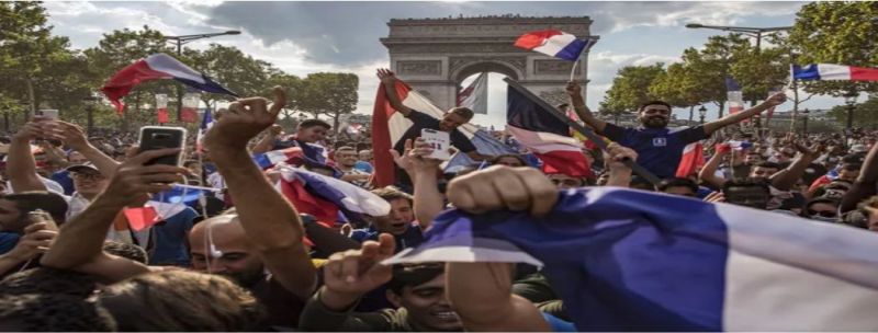 Franceses na Champs Elysees, em Paris 