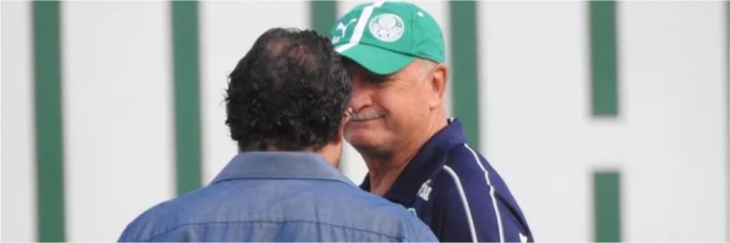 Felipão e Alexandre Mattos conversam em campo no Palmeiras — Foto: Tossiro Neto