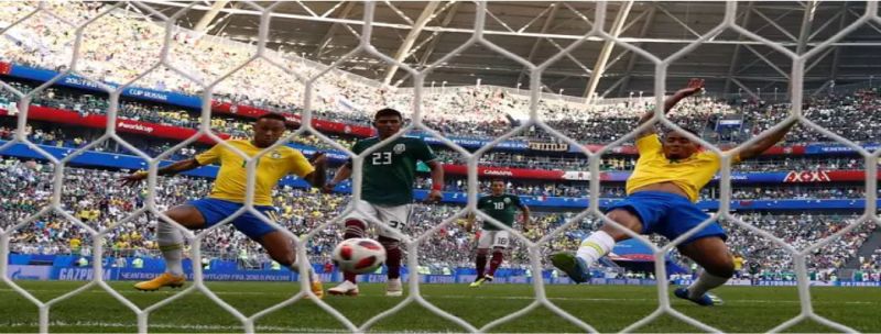 Neymar se estica para fazer o gol contra o México