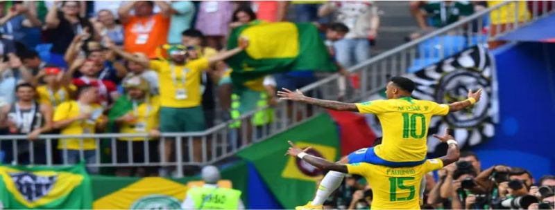 Neymar nos ombros de Paulinho 