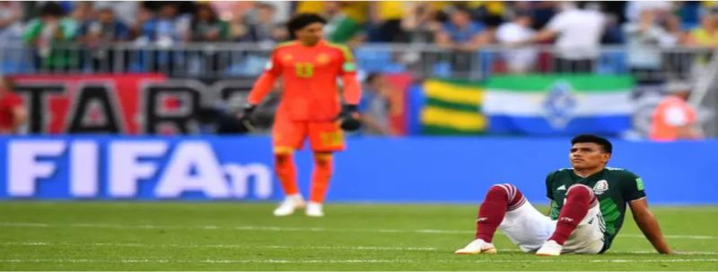 Guillermo Ochoa e Jesus Gallardo em Brasil x México 