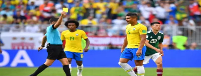 Casemiro leva cartão amarelo